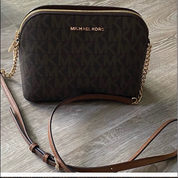 Michael Kors Handbags - Reserved Michael Kors ‘Cindy’ Crossbody